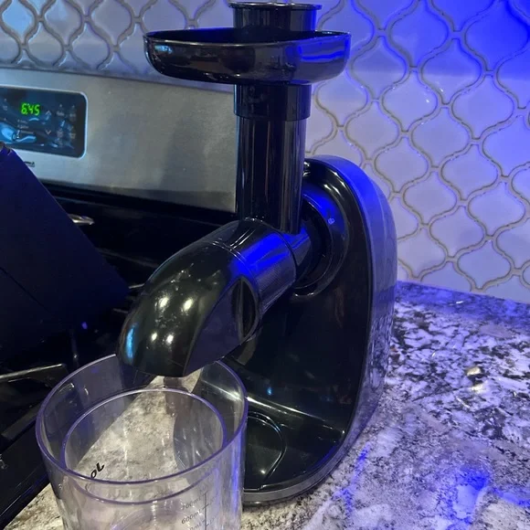 Jocuu Slow Masticating Juicer with slow/fast modes - Picture 3 of 4